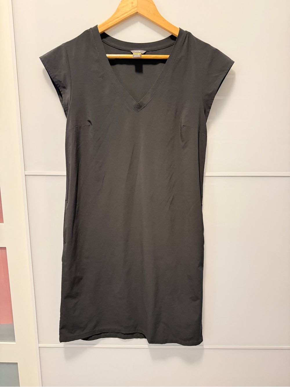 Eddie Bauer V-neck shift travel dress w/ pockets!